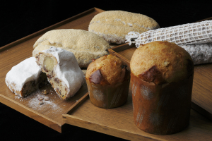 (左)シュトーレン、(右奥)ベラベッカ、(右前)パネトーネ