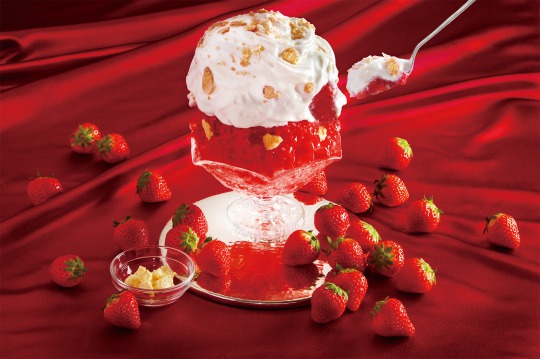 s_PABLO_Kakigori_Strawberry_yoko_02_k