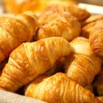 クロワッサンはバター１本丸ごと使う