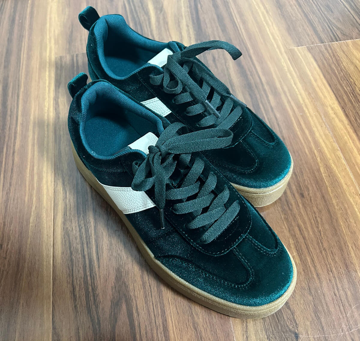 GU「ベロアスニーカー」