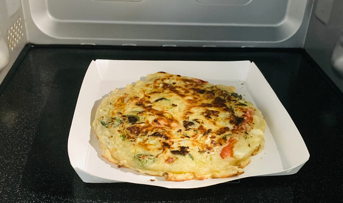 ファミリーマート「もっちり生地と6種具材の海鮮チヂミ」