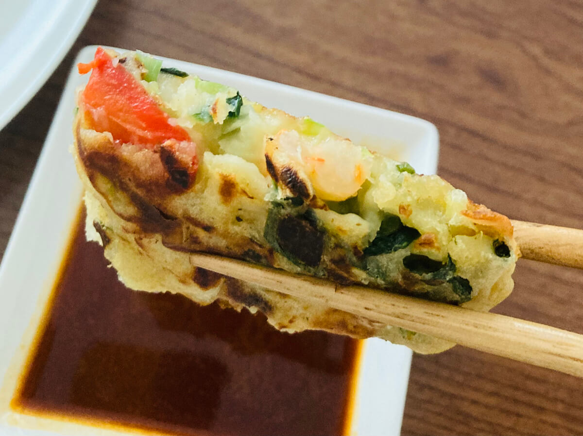 ファミリーマート「もっちり生地と6種具材の海鮮チヂミ」