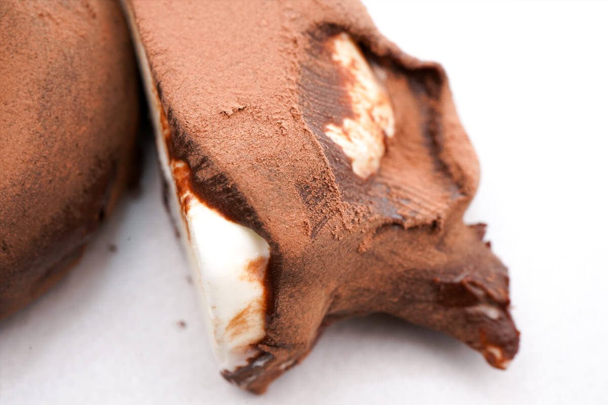 セブンイレブン限定「ロッテ アイスまるごと生チョコ包み」