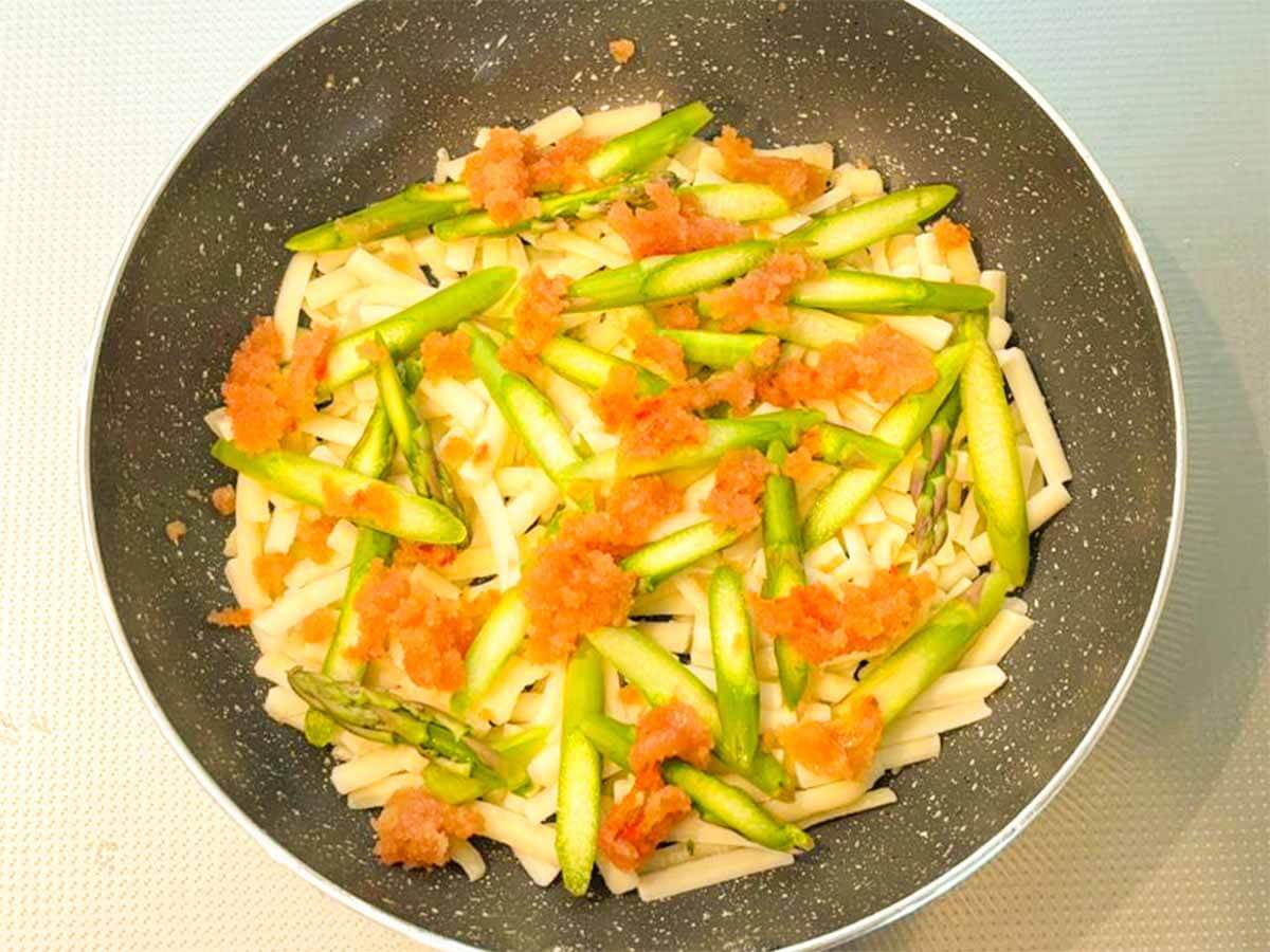 和田明日香さん「アスパラガスと明太子のカリカリチーズ」