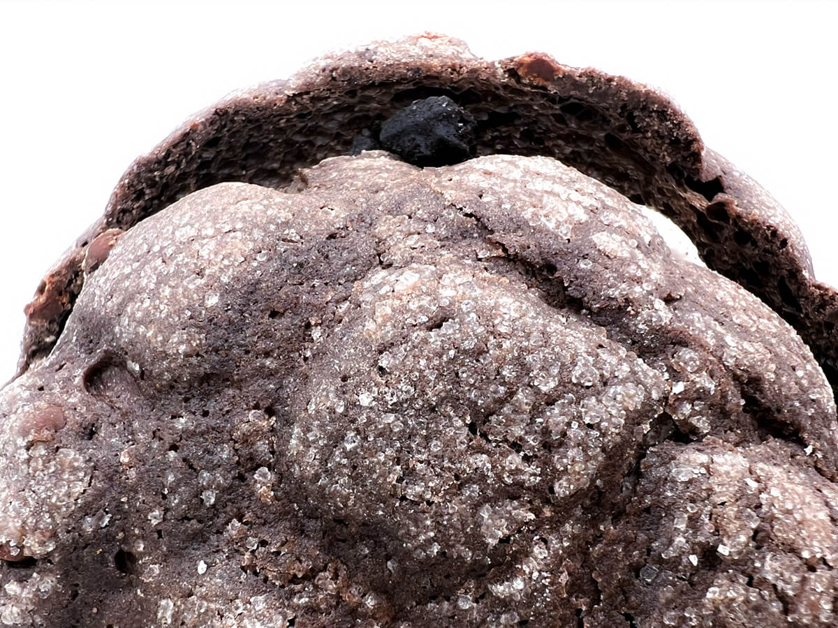 ローソン「ブラックメロンパン」