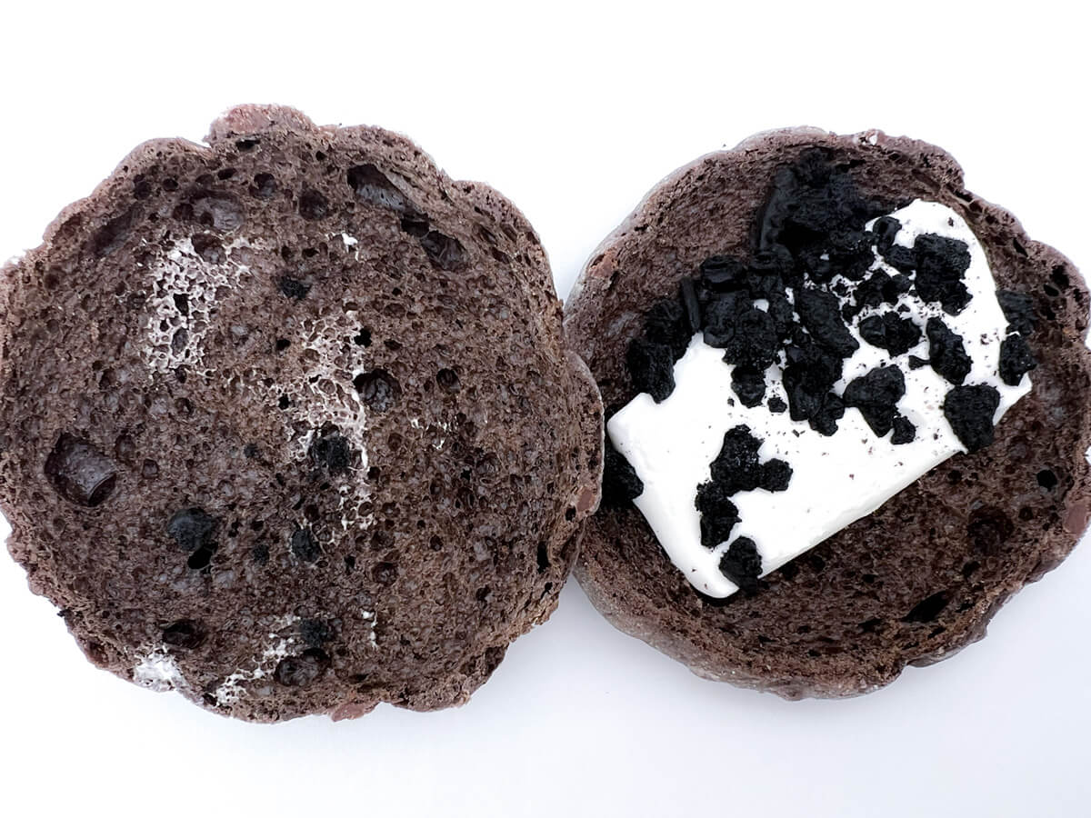 ローソン「ブラックメロンパン」