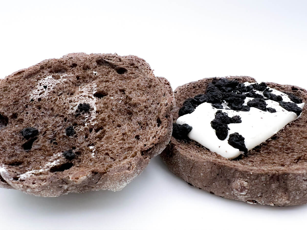 ローソン「ブラックメロンパン」