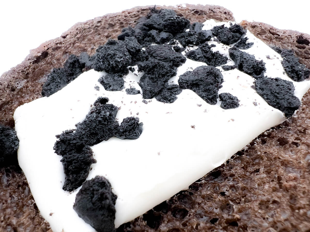 ローソン「ブラックメロンパン」