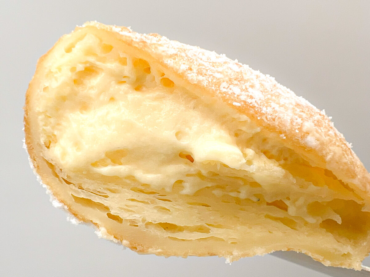 ファミマ「モッチ生ドーナツ（カスタードホイップ）」