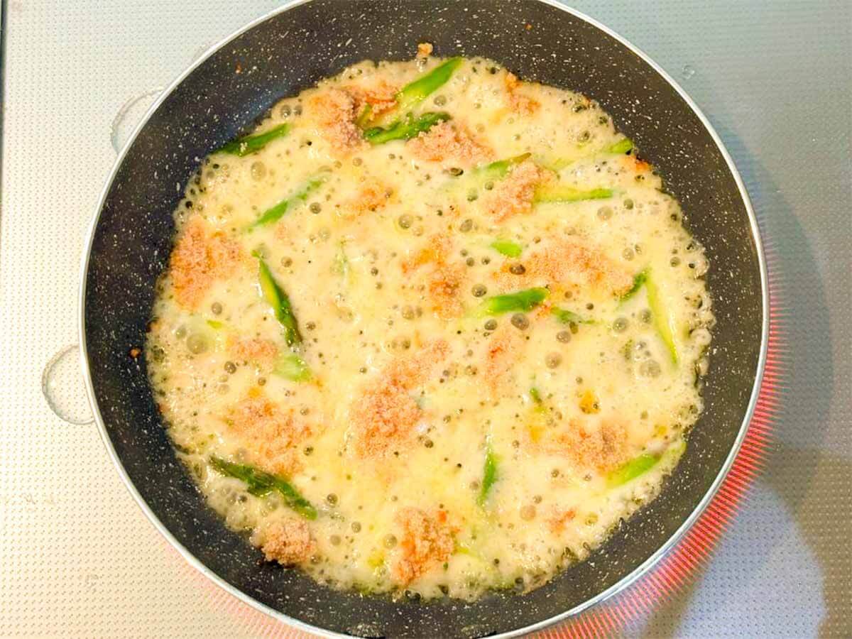 和田明日香さん「アスパラガスと明太子のカリカリチーズ」