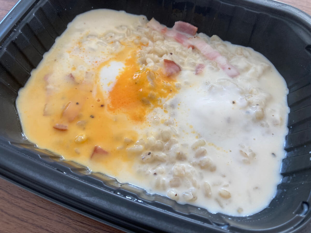 ファミリーマート「4種のチーズで濃厚　カルボごはん」