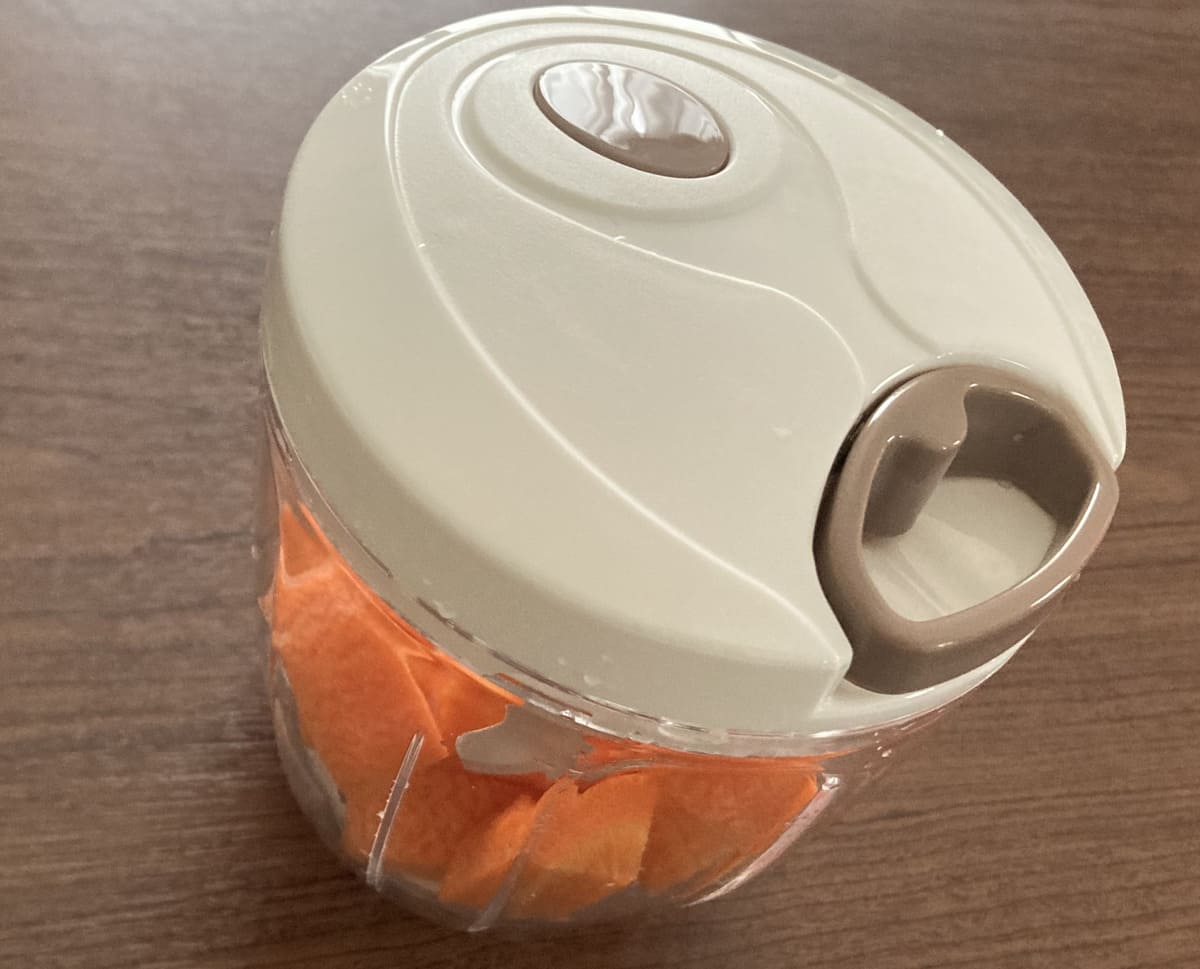 ダイソー「ハンドル野菜カッター(ミキサー付)」