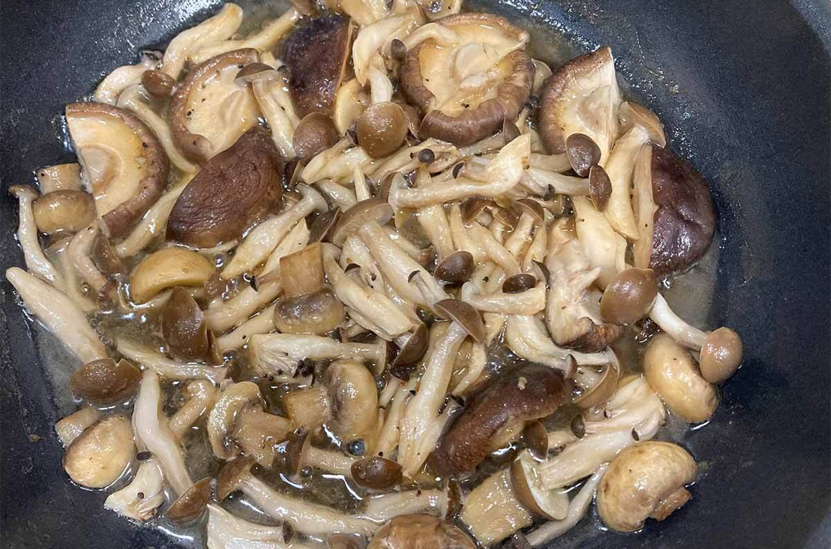 タサン志麻さん「ブロッコリーの肉巻き キノコソース」