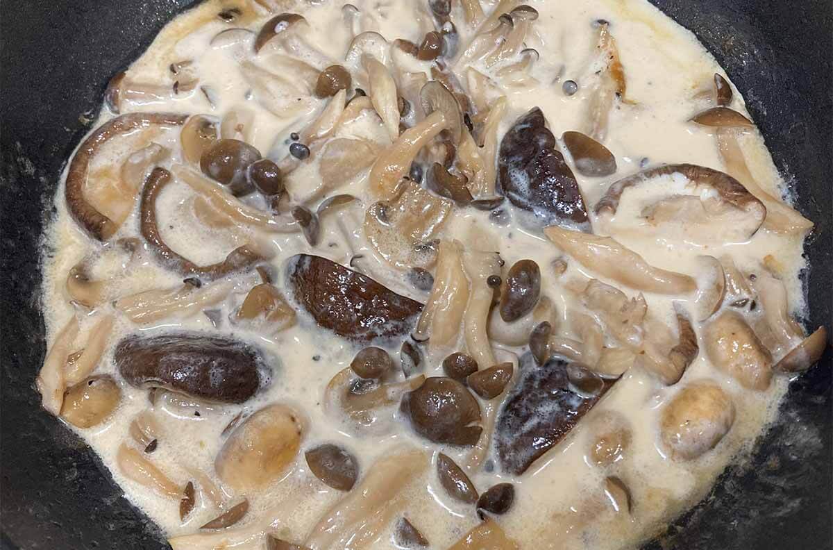 タサン志麻さん「ブロッコリーの肉巻き キノコソース」