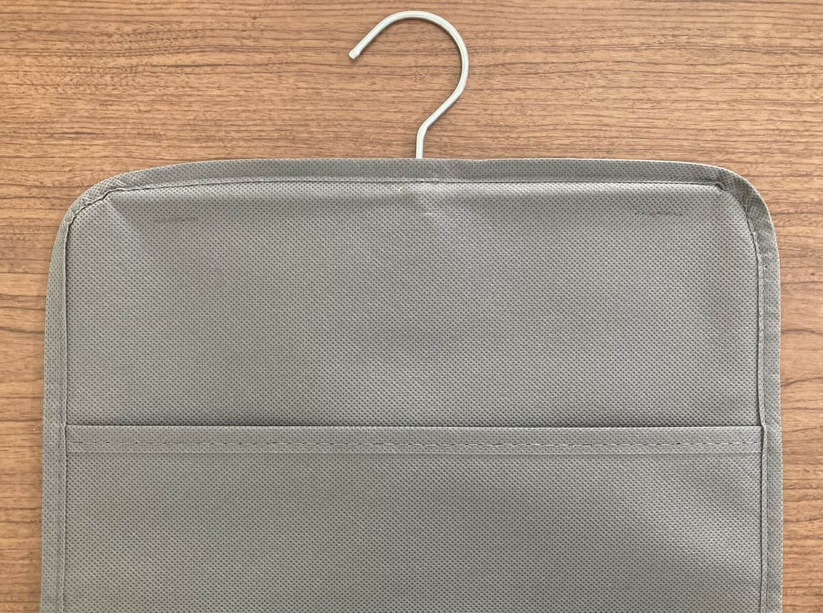 ダイソー「吊り下げシャツ収納」