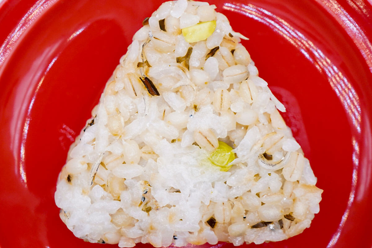 無印良品もち麦ごはんお枝豆塩昆布としらすおにぎり