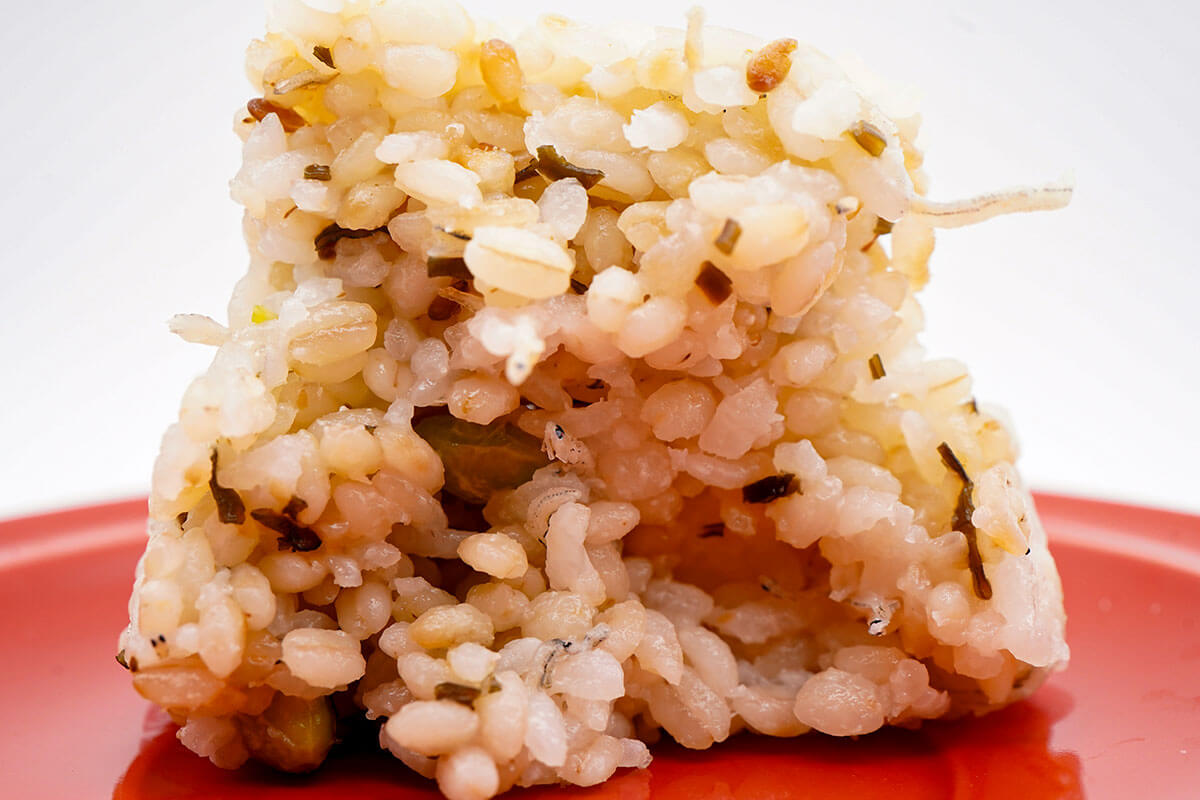 無印良品もち麦ごはんお枝豆塩昆布としらすおにぎり