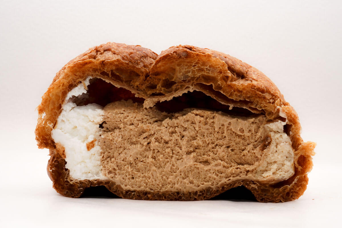 盛りすぎ！大きなチョコシュー（チョコクリーム＆ホイップ）