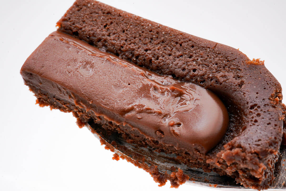 ファミマ「かじる濃厚ガトーショコラ」