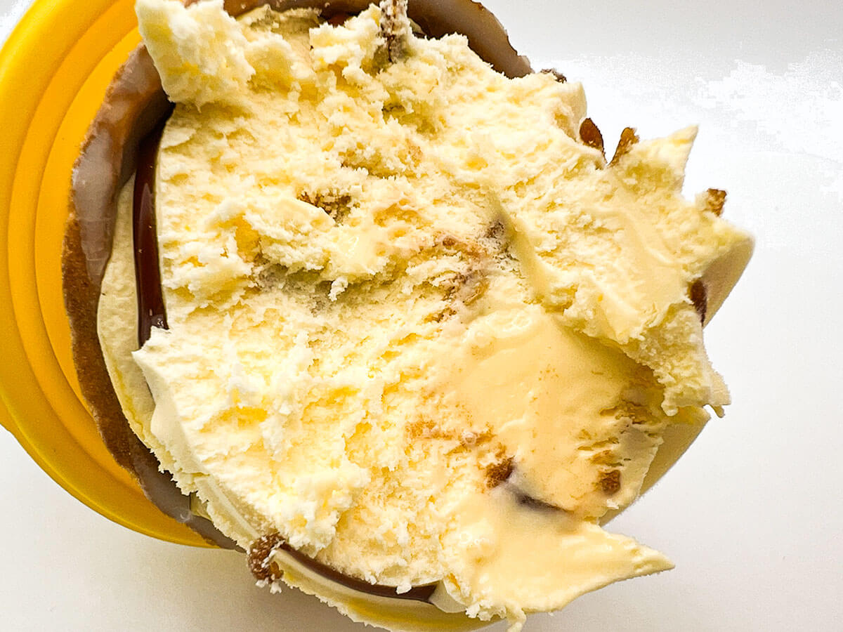 ローソンのカラメルプリンワッフルコーン