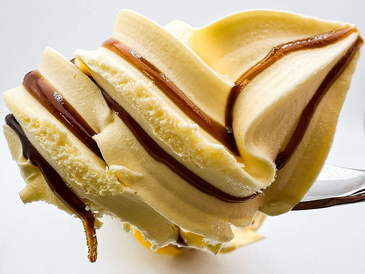 ローソンのカラメルプリンワッフルコーン