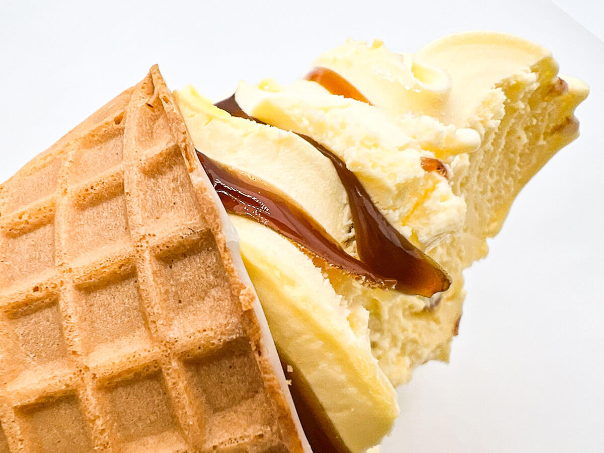 ローソンのカラメルプリンワッフルコーン