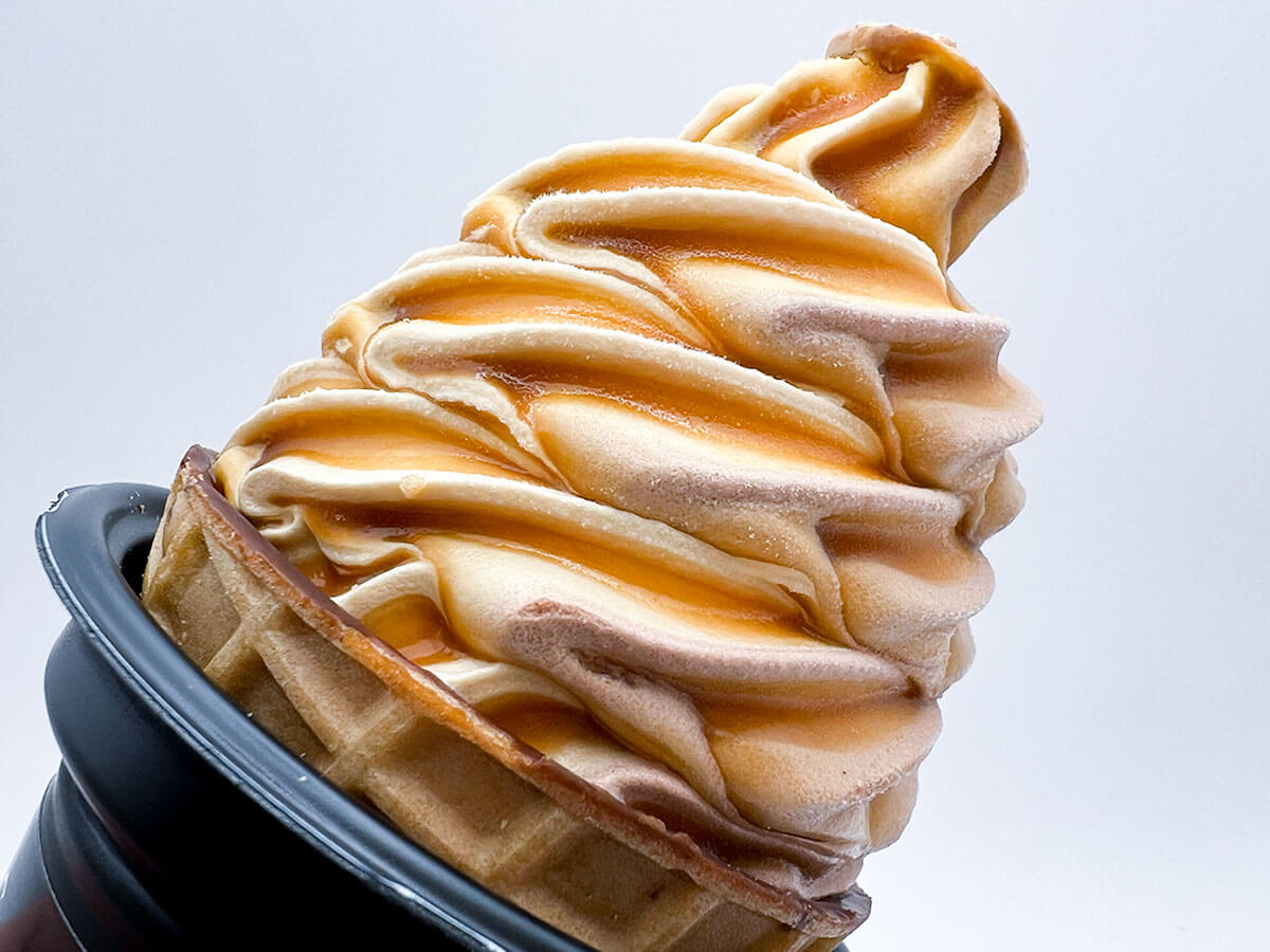 セブンイレブン「N.Y.C.SAND ワッフルコーン N.Y.キャラメルサンドアイス」