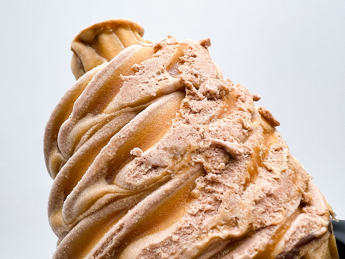 セブンイレブン「N.Y.C.SAND ワッフルコーン N.Y.キャラメルサンドアイス」