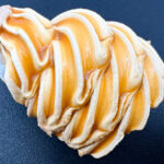 セブンイレブン「N.Y.C.SAND ワッフルコーン N.Y.キャラメルサンドアイス」