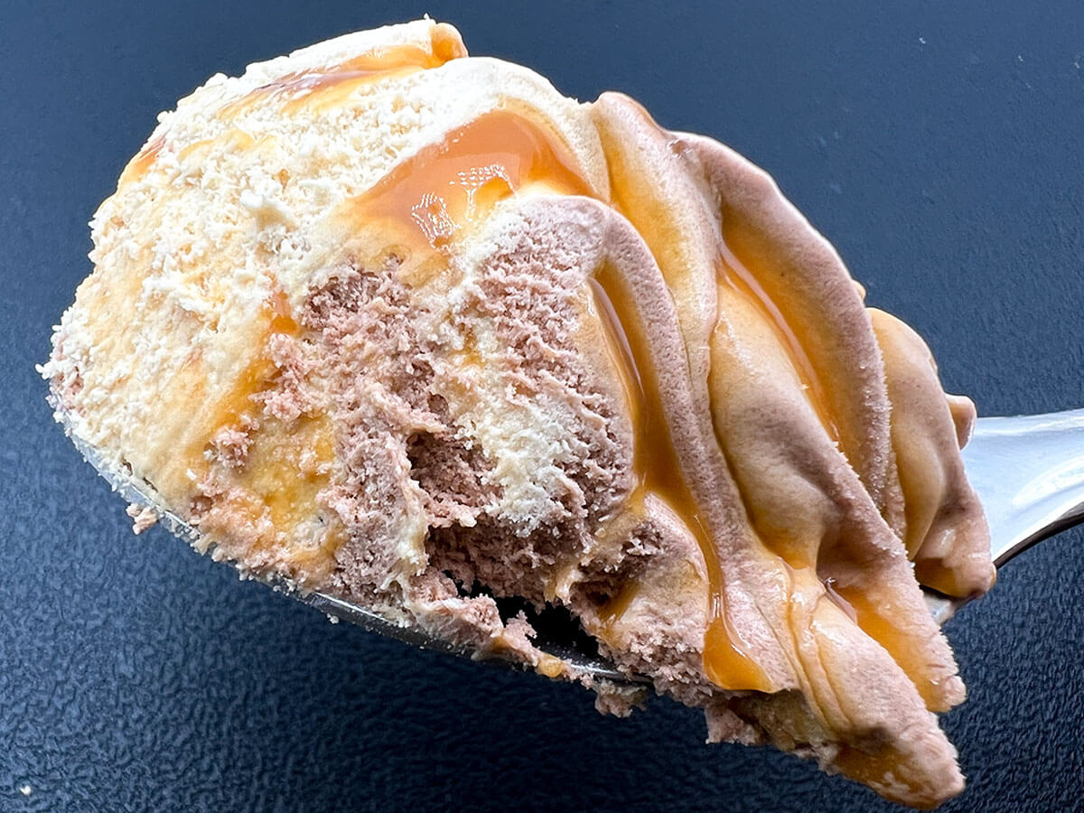 セブンイレブン「N.Y.C.SAND ワッフルコーン N.Y.キャラメルサンドアイス」