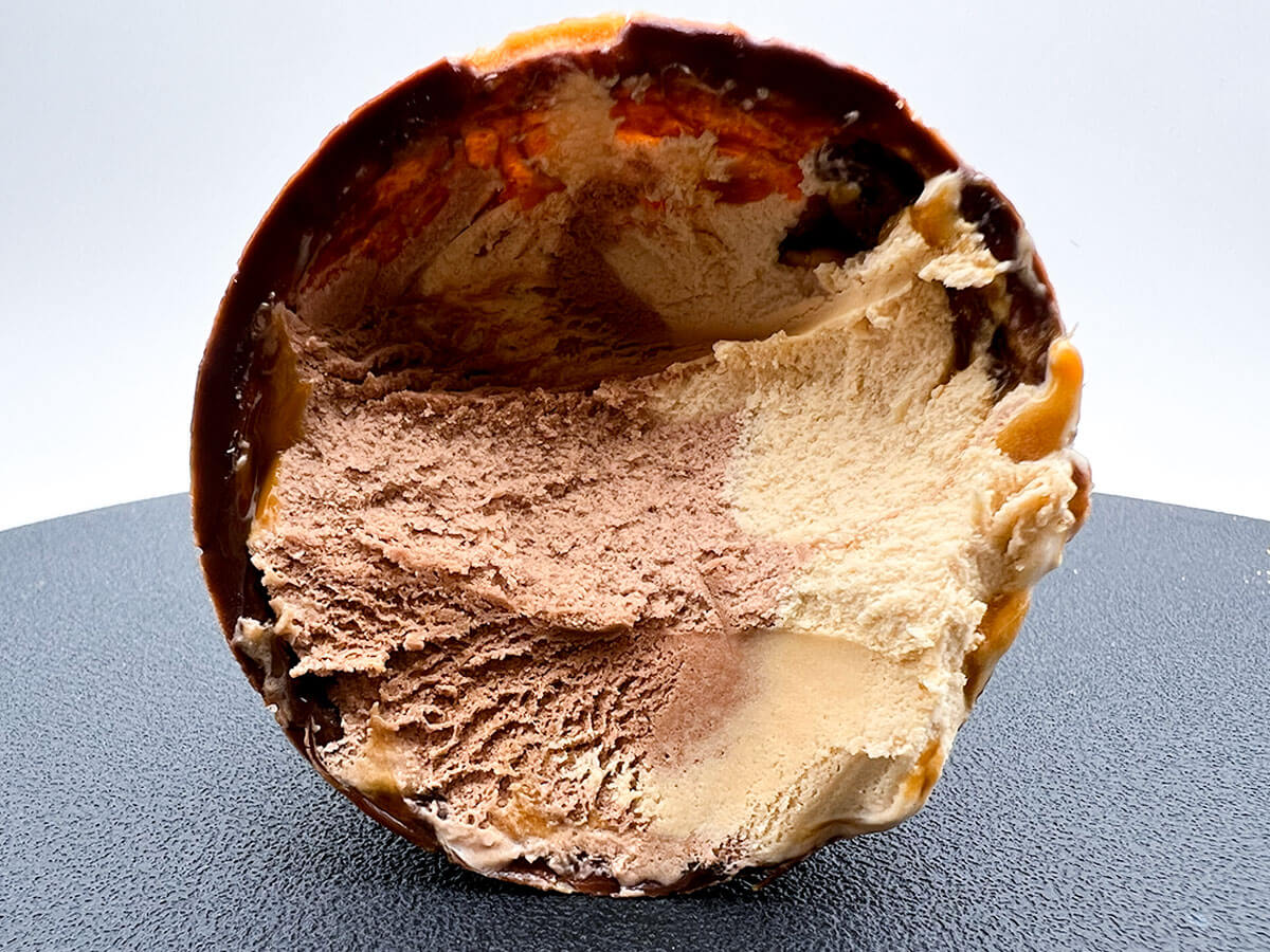 セブンイレブン「N.Y.C.SAND ワッフルコーン N.Y.キャラメルサンドアイス」