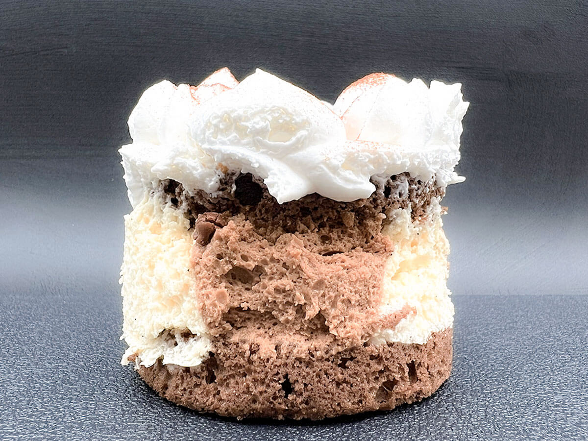 ファミマピエール・エルメ　アンソロジー監修　チョコレートバニラケーキ