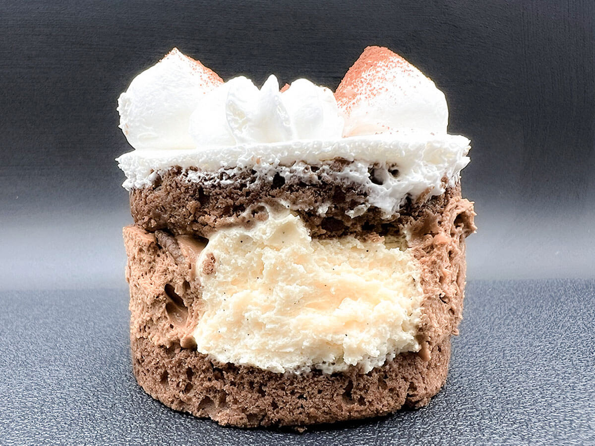 ファミマピエール・エルメ　アンソロジー監修　チョコレートバニラケーキ