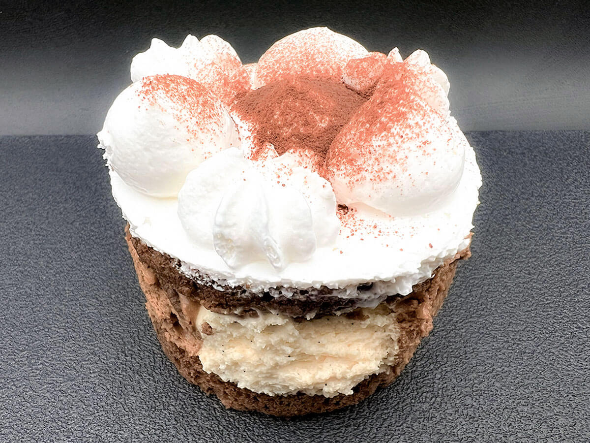 ファミマピエール・エルメ　アンソロジー監修　チョコレートバニラケーキ