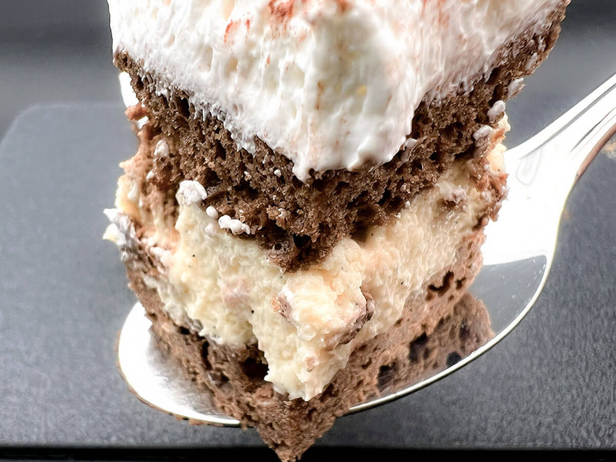 ファミマピエール・エルメ　アンソロジー監修　チョコレートバニラケーキ