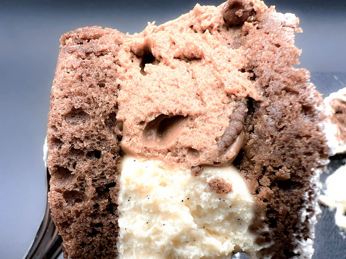 ファミマピエール・エルメ　アンソロジー監修　チョコレートバニラケーキ