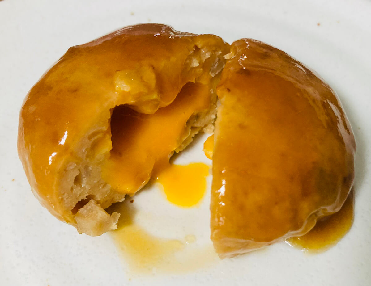 ファミリーマート「卵黄風ソース入り鶏つくね」