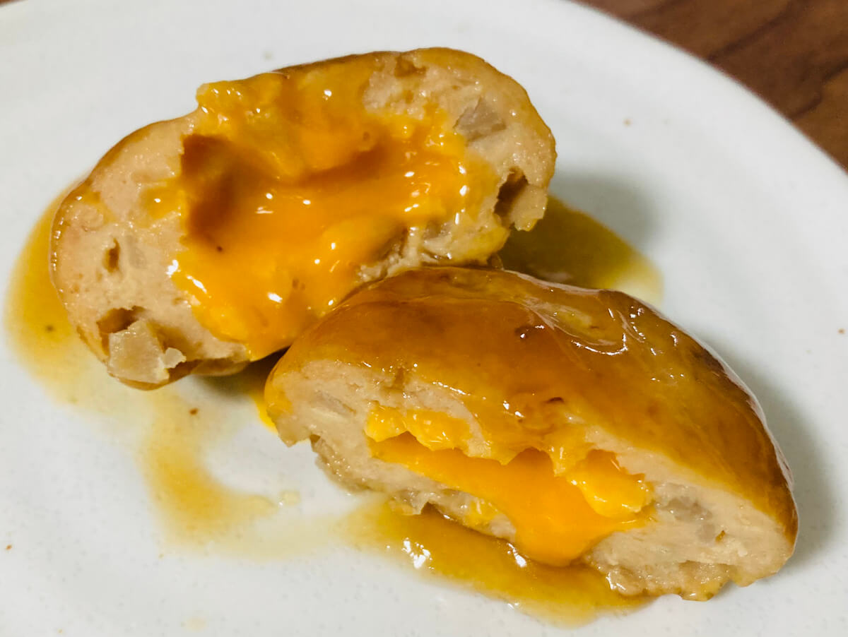 ファミリーマート「卵黄風ソース入り鶏つくね」