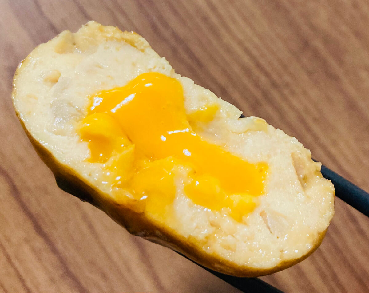 ファミリーマート「卵黄風ソース入り鶏つくね」