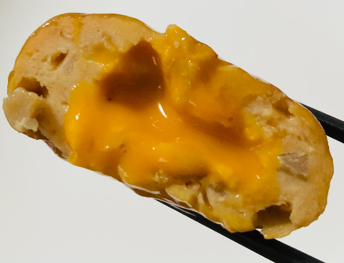 ファミリーマート「卵黄風ソース入り鶏つくね」