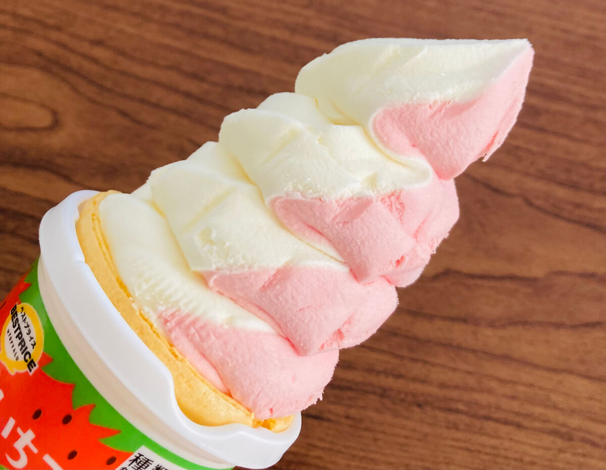 トップバリュ「あまおういちご＆バニラソフト」