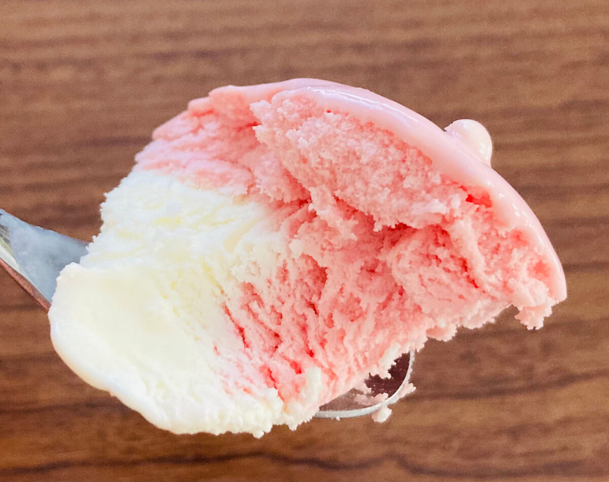 トップバリュ「あまおういちご＆バニラソフト」