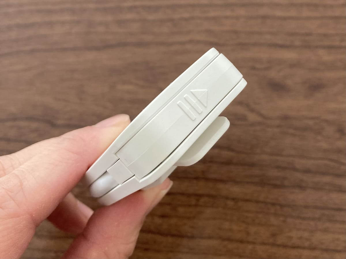 3COINS「コンパクトLEDブックライト」