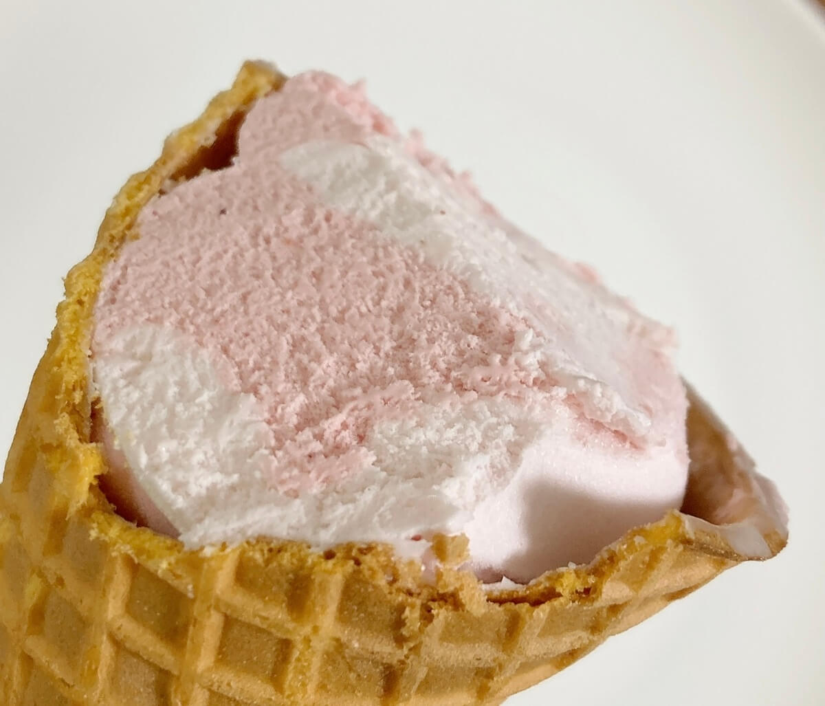 ローソン「Wいちごワッフルコーン」