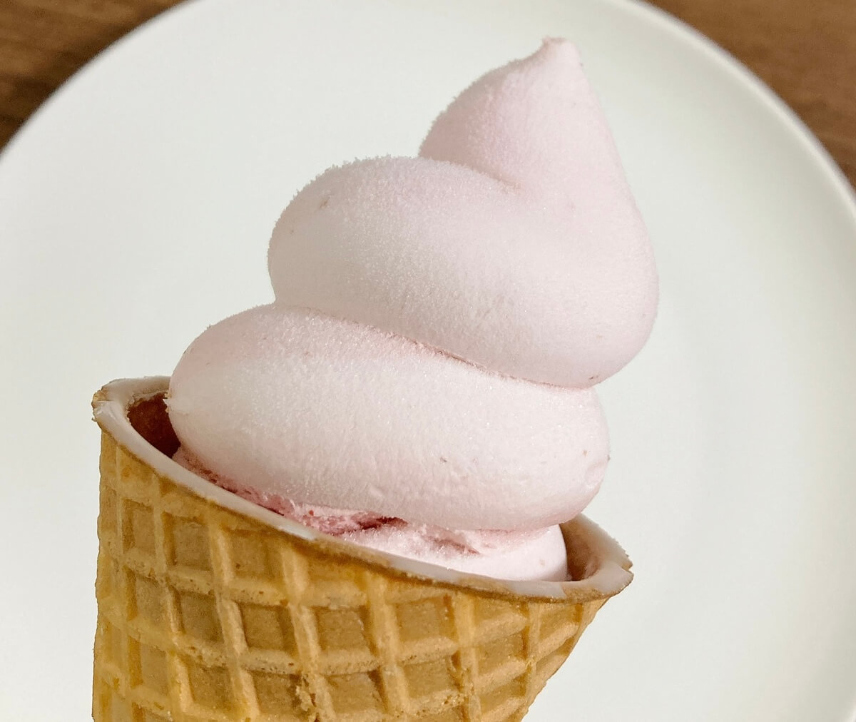 ローソン「Wいちごワッフルコーン」