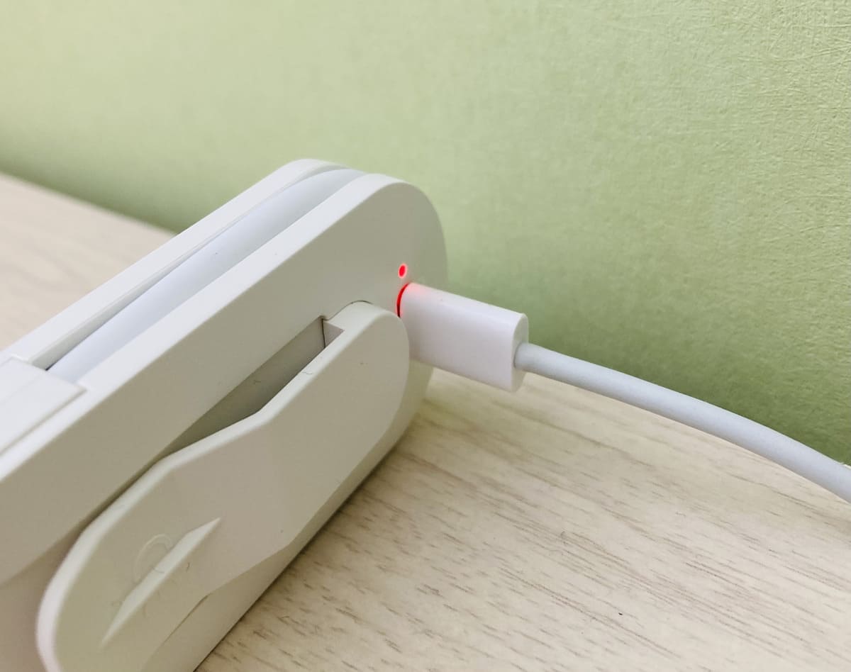 3COINS「コンパクトLEDブックライト」