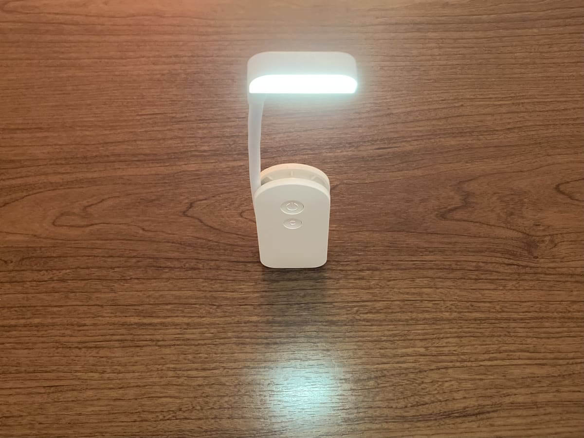 3COINS「コンパクトLEDブックライト」