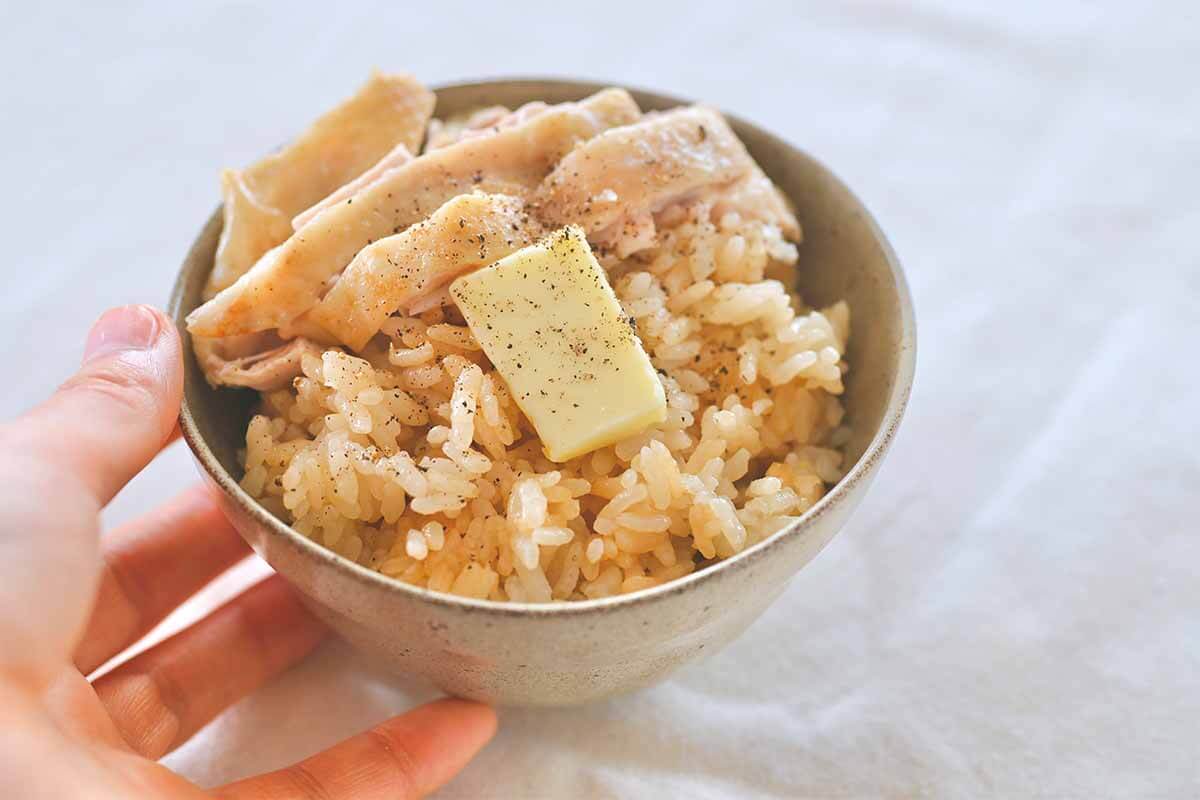 山本ゆりさん「入れて炊くだけ！鶏のだししょうゆバターごはん」