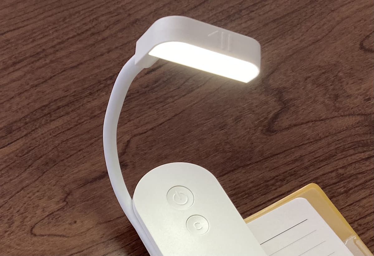 3COINS「コンパクトLEDブックライト」