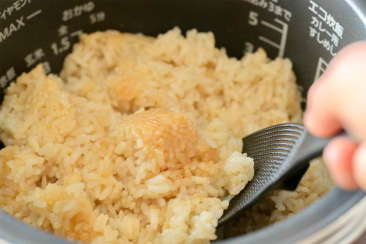 山本ゆりさん「入れて炊くだけ！鶏のだししょうゆバターごはん」